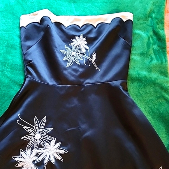 White House Black Market cocktail dress - Picture 3 of 4